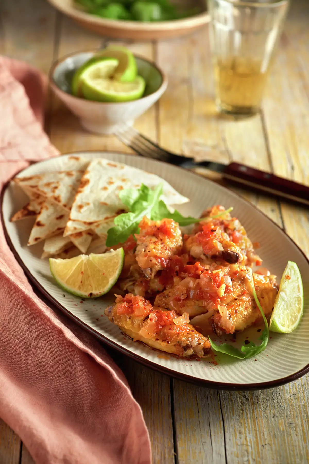 ALITAS DE POLLO CON PICADILLO DE TOMATE Y HIERBAS.