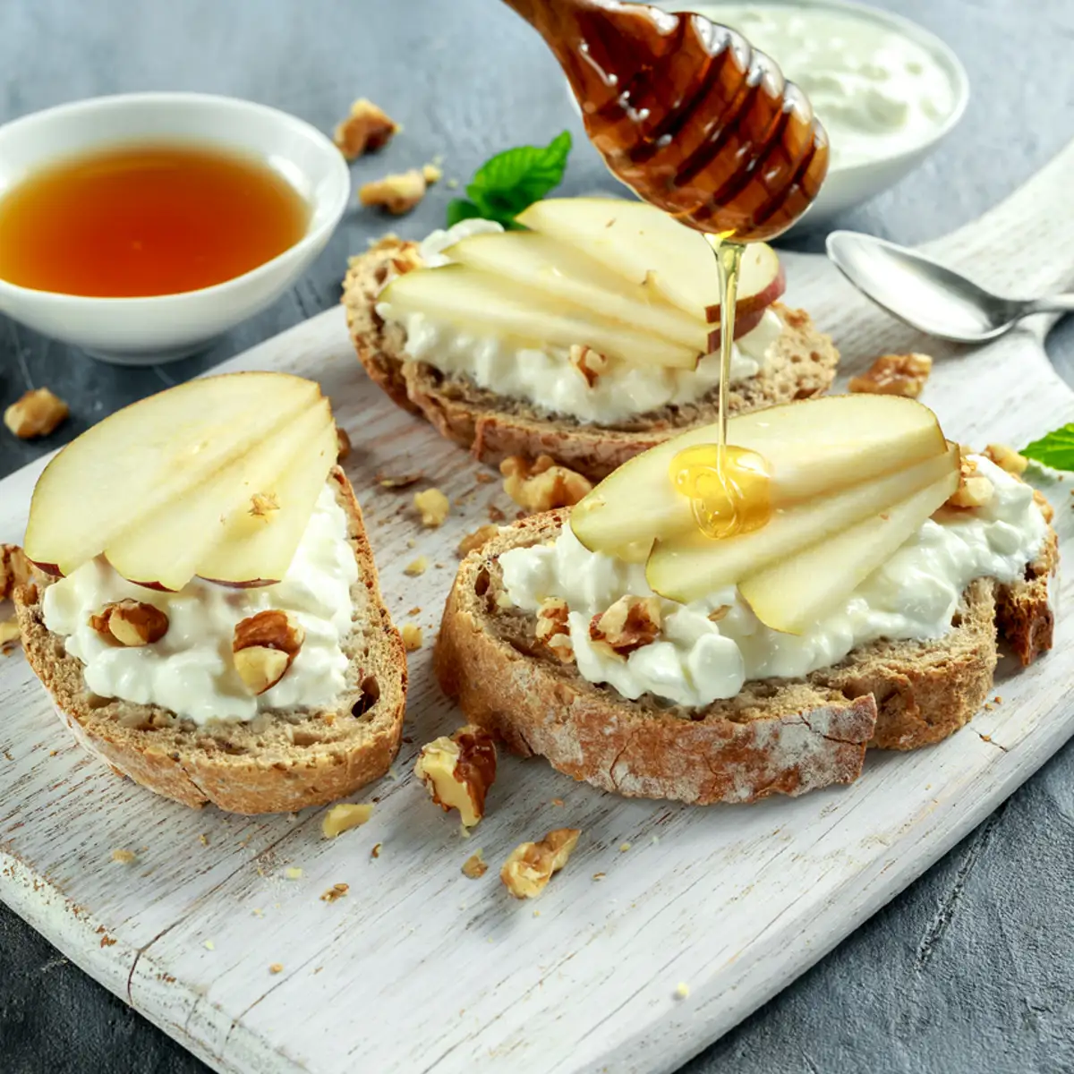 Tosta con mató, miel, manzana y nueces