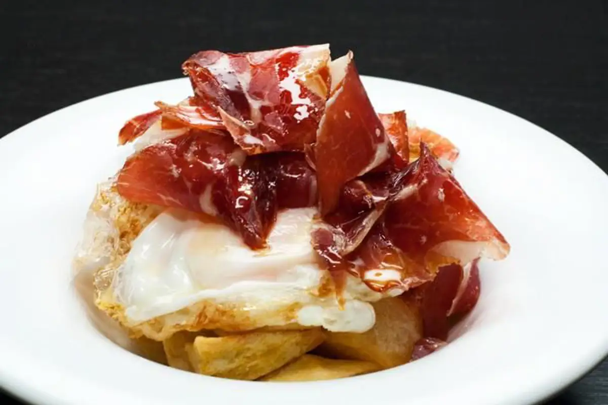 Huevos rotos con jamón ibérico