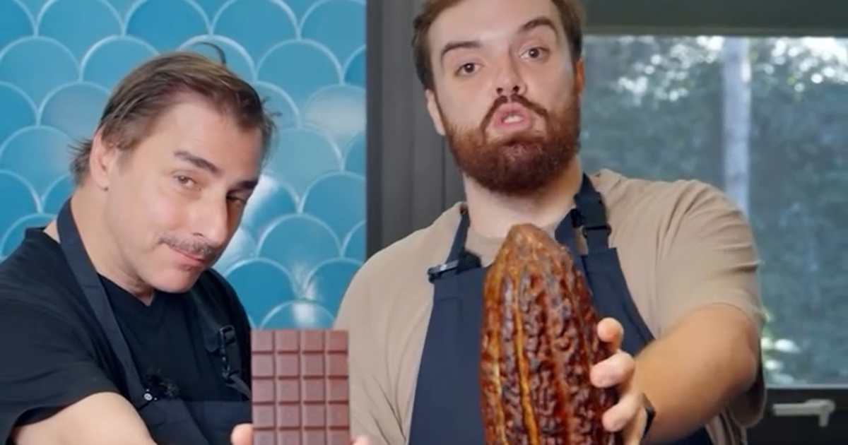 Ibai Llanos aprende de Jordi Roca cómo hacer chocolate desde...