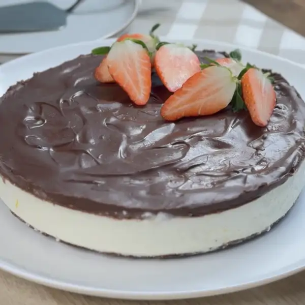 Sin azúcar ni horno: así se hace esta deliciosa tarta de yogur griego con cobertura de chocolate