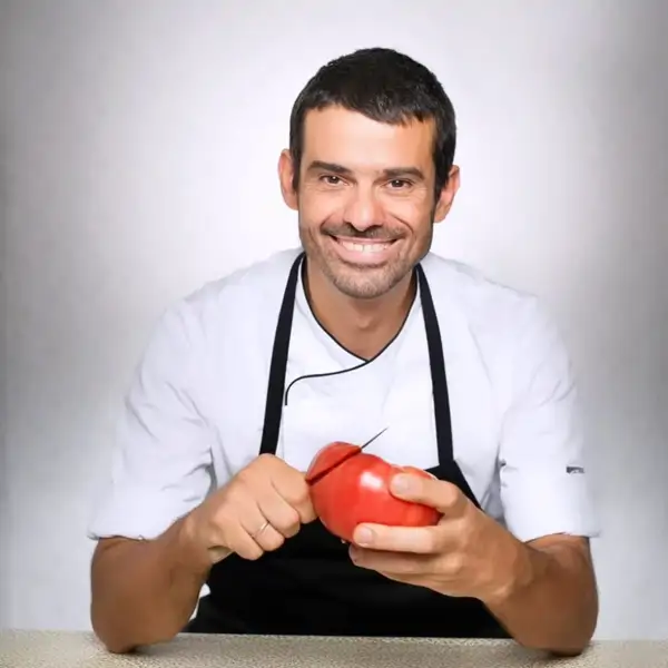 Enrique Sánchez y su ensalada de patatas y salmón, perfecta para el verano: "La patata caliente absorberá mejor cualquier aceite o vinagreta que le echemos"