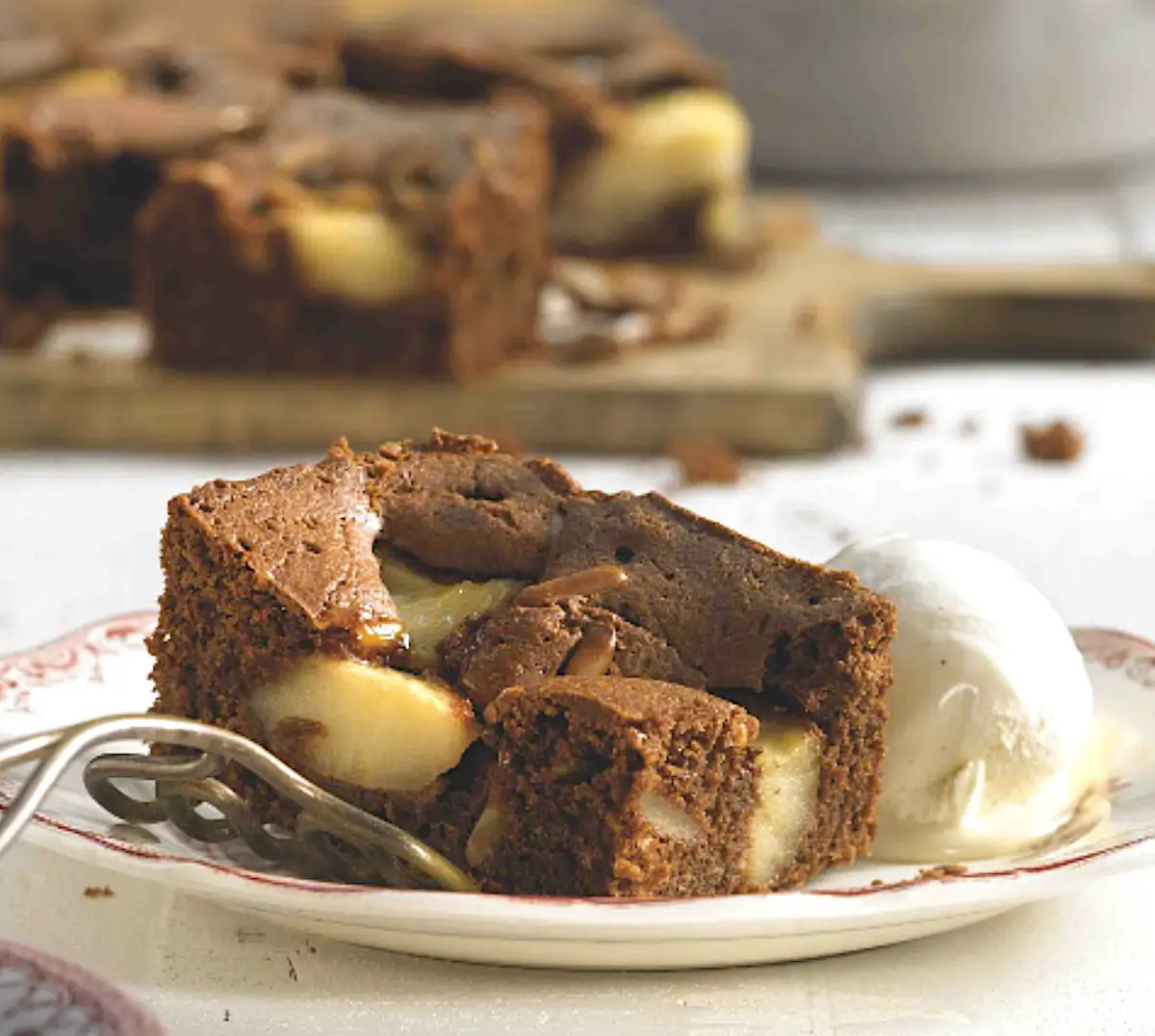 Bizcocho de chocolate y manzanas al vino blanco