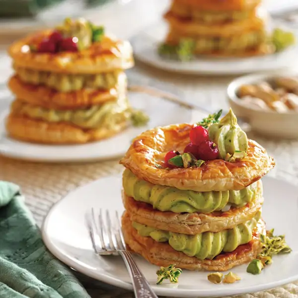 El vistoso dulce que parece un aperitivo: bocaditos de hojaldre rellenos con crema de pistacho (que te harán quedar como una profesional)