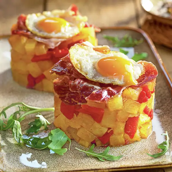 Cómo convertir unas clásicas patatas con jamón y huevo en un plato actual