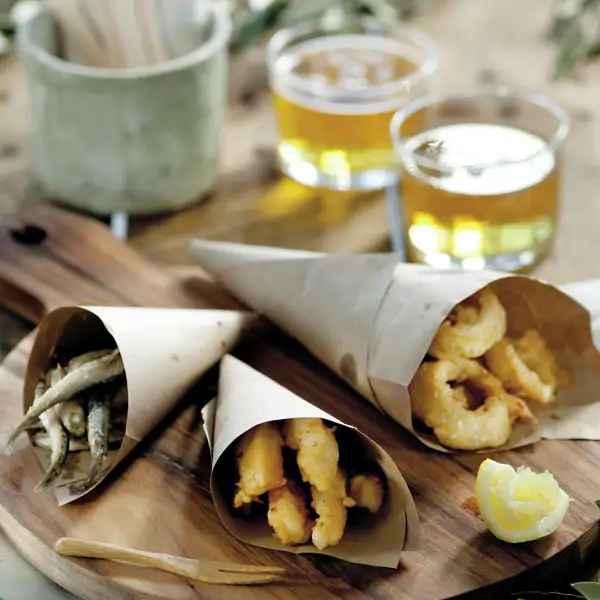 TRES FRITURAS DE PESCADO: PESCADITO FRITO, CHOCOS A LA ANDALUZA, CALAMARES A LA ROMANA.