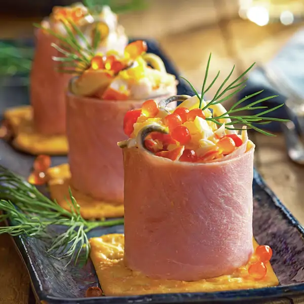 Rollitos facilísimos y rápidos de jamón york con ensaladilla de gulas