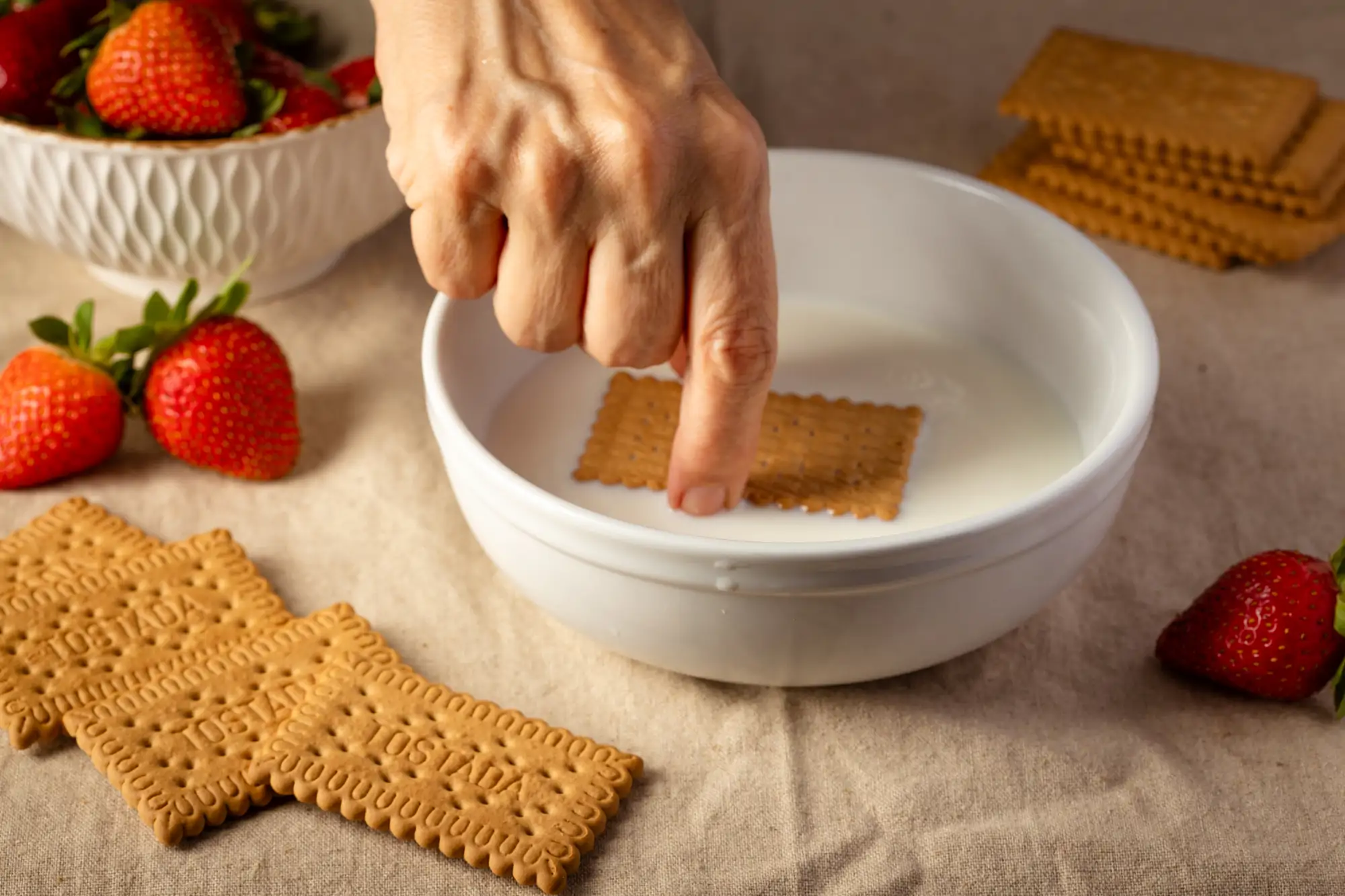 2. Baña las galletas en leche