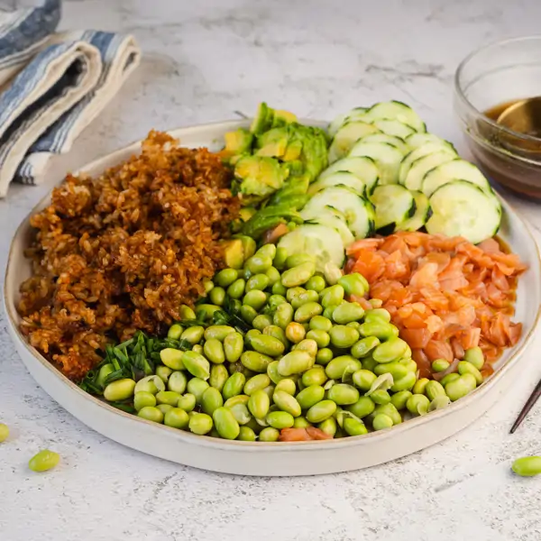 La cena proteica para disfrutar: ensalada de salmón y arroz crocante con un toque asiático