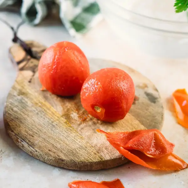 Belén Casal, experta en cocina: "Olvídate del cuchillo para pelar tomates, porque con este truco irás más rápido"