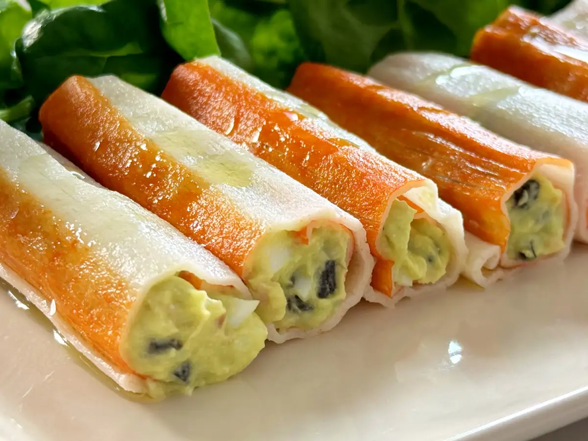 Canelones de surimi, aguacate y atún