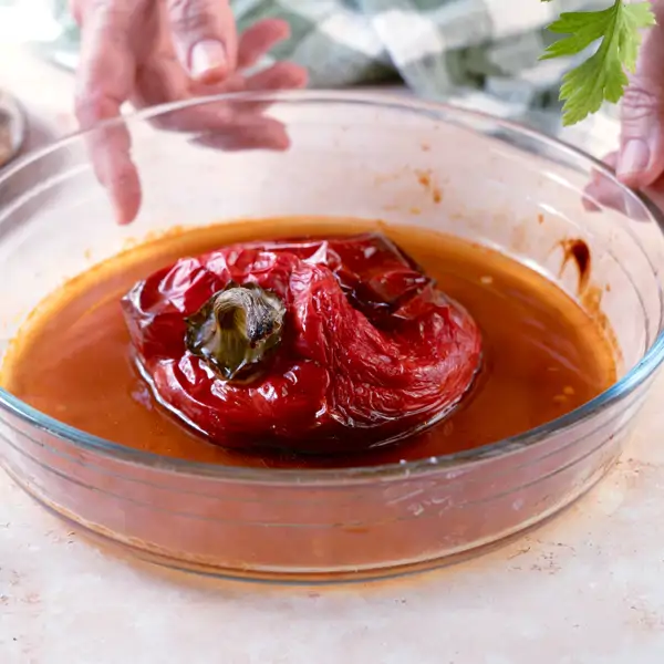 Belén Casal, experta en cocina: "Deja de 'pelearte' con los pimiento asados, con este truco tan sencillo, la piel sale sola y del tirón"