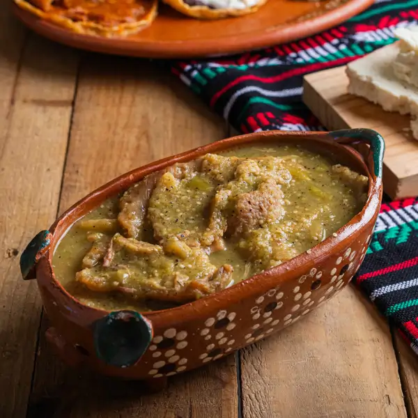 Con 6 ingredientes y en 10 minutos: chicharrones en salsa verde, la receta tradicional mexicana