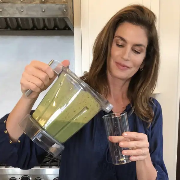 Cindy Crawford, modelo (59 años): "Este es mi batido favorito para empezar bien la mañana"