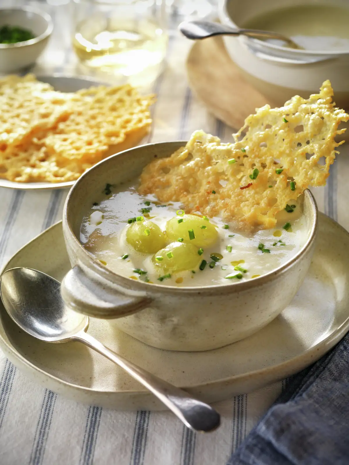 Ajoblanco con uvas y crujiente de queso