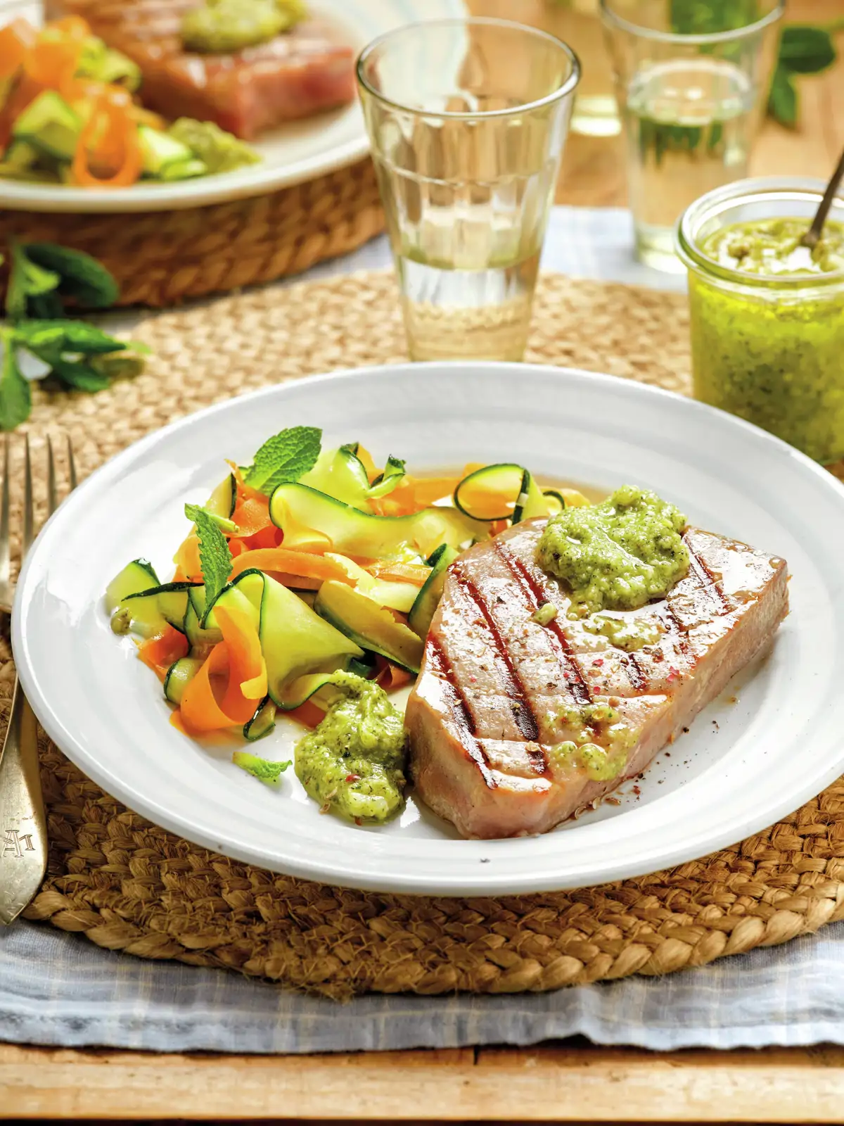 Atún fresco con hortalizas y pesto de aguacate 