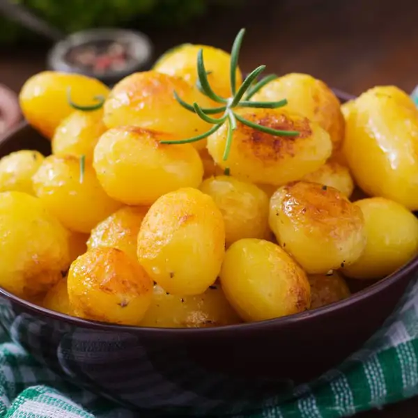 La guarnición más fácil y rápida: patatas risoladas, con mantequilla y aceite