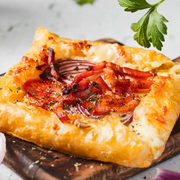 Ni pizza, ni quiche: prueba esta versión con papel de arroz y bordes rellenos de queso