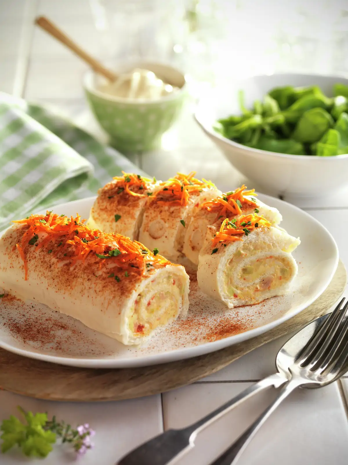 ROLLITOS DE ATÚN, AGUACATE Y PIMIENTOS