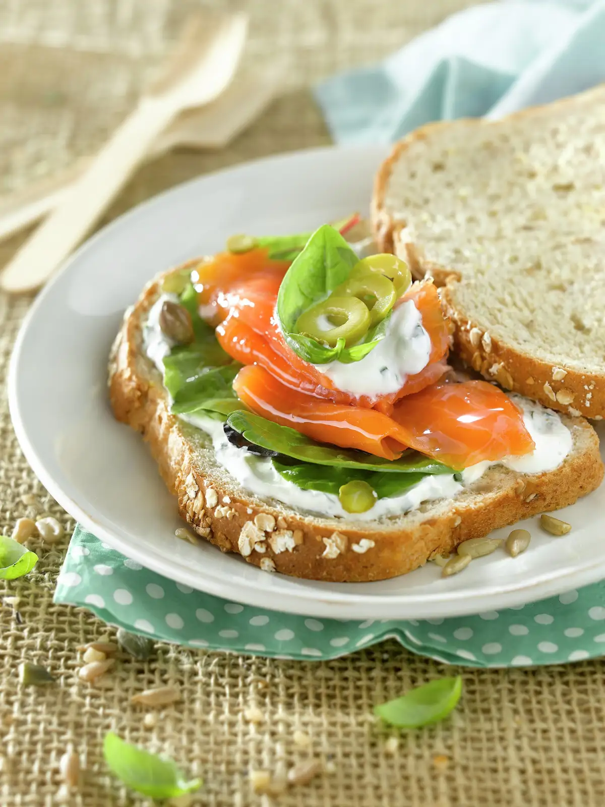 SÁNDWICH DE SALMÓN AHUMADO CON ENCURTIDOS