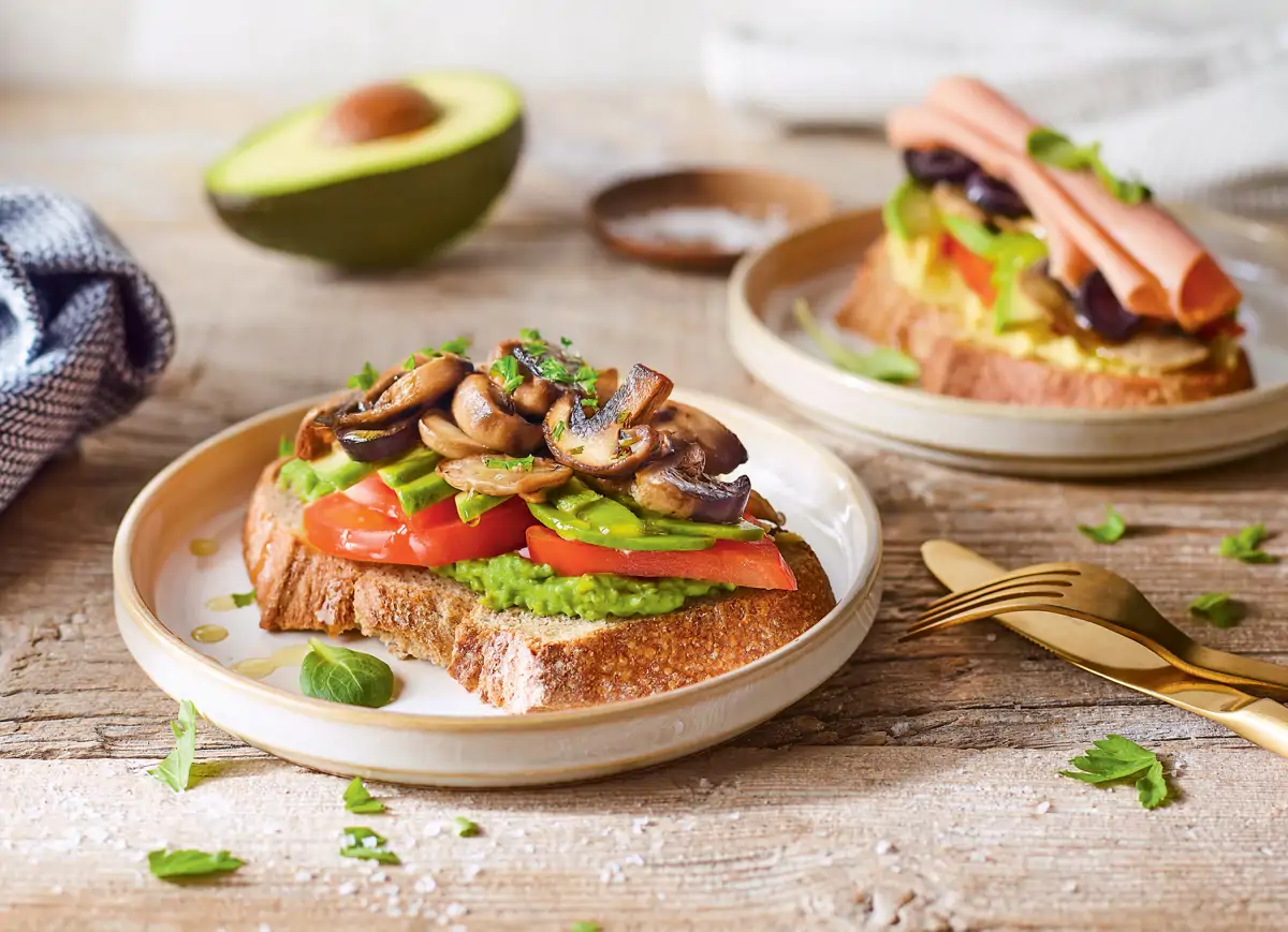 Tostadas de pan de espelta casero con tomate, hummus de guisantes y champiñones