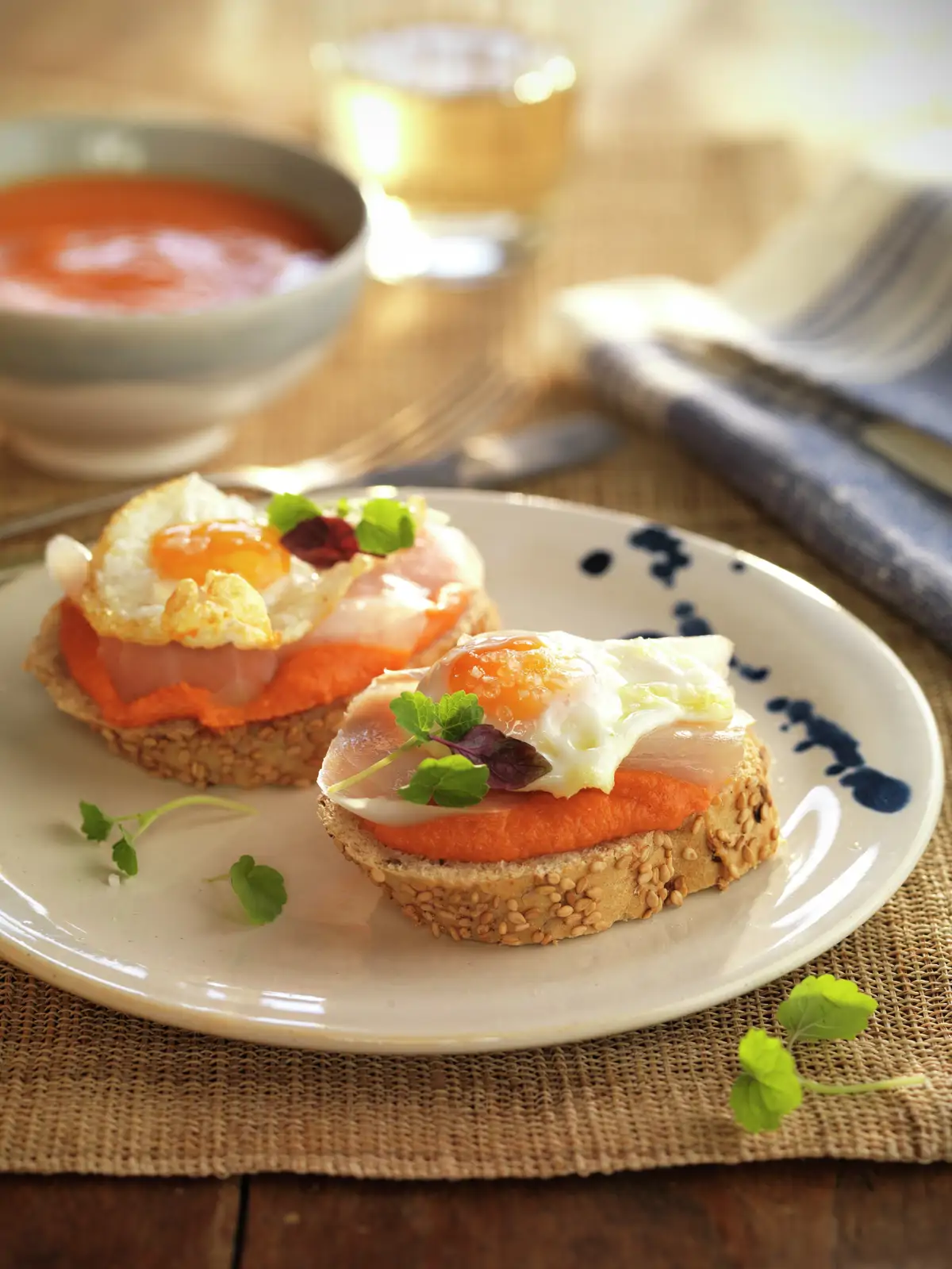 TOSTAS CON SALMOREJO, HUEVO Y BACALAO