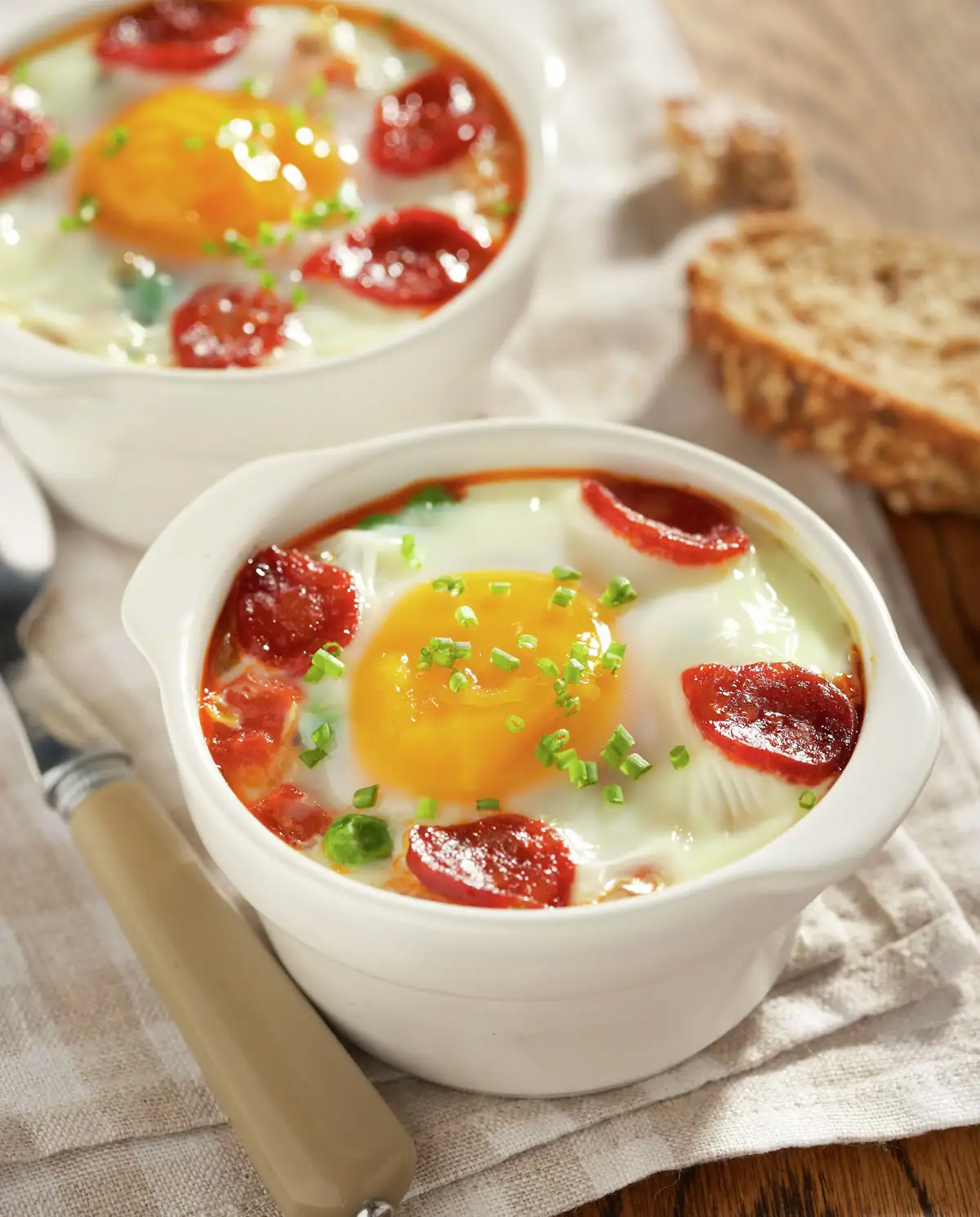 huevos_al_plato_con_chorizo_y_guisantes