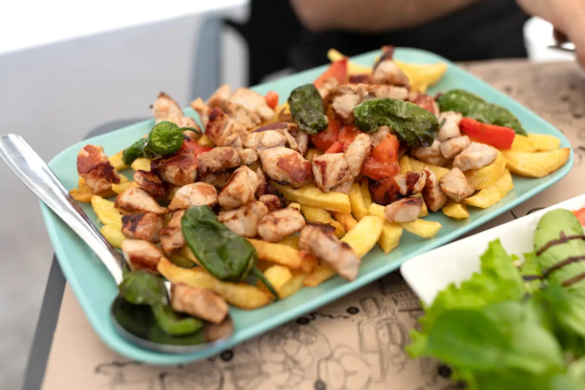 raxo con patatas y pimientos de padron iStock 1417855218 editada