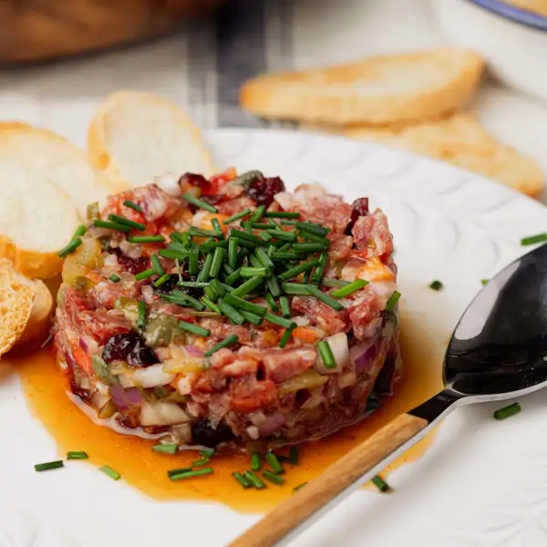 En 5 minutos y sin complicarme la vida: el tartar de salchichón y melocotón ideal para mis cenas de verano (con paso a paso)