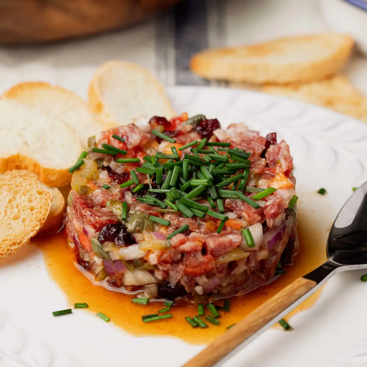 tartar de salchichón y melocotón