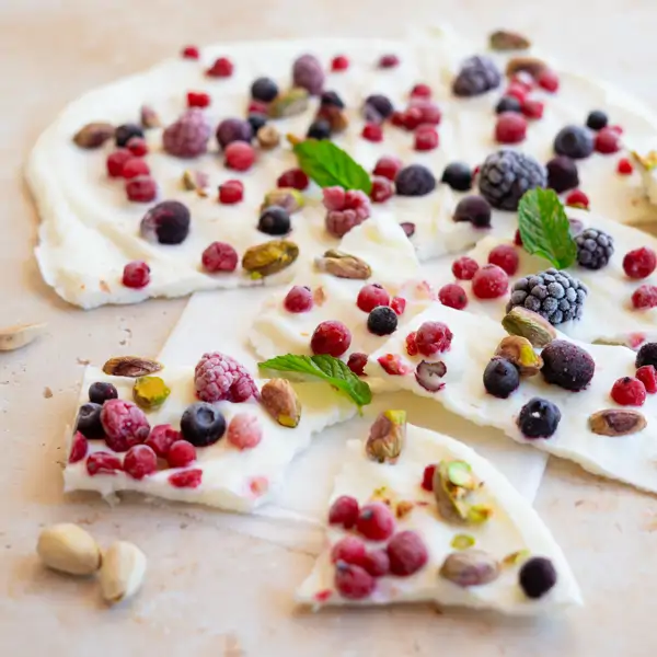 Estas tejas de yogur y frutos rojos saludables son el desayuno fácil que vas a descubrir hoy