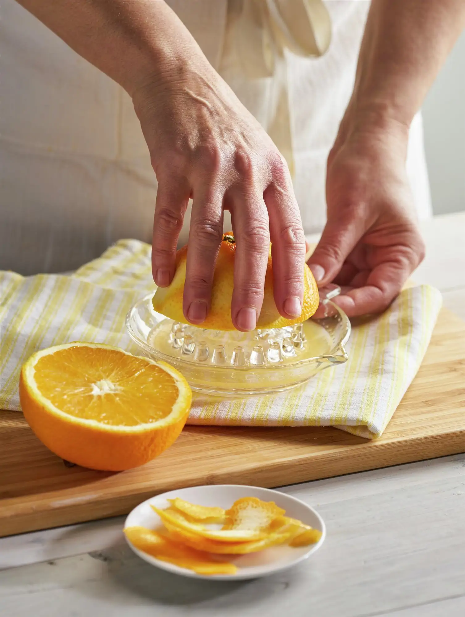 2. Exprime las naranjas