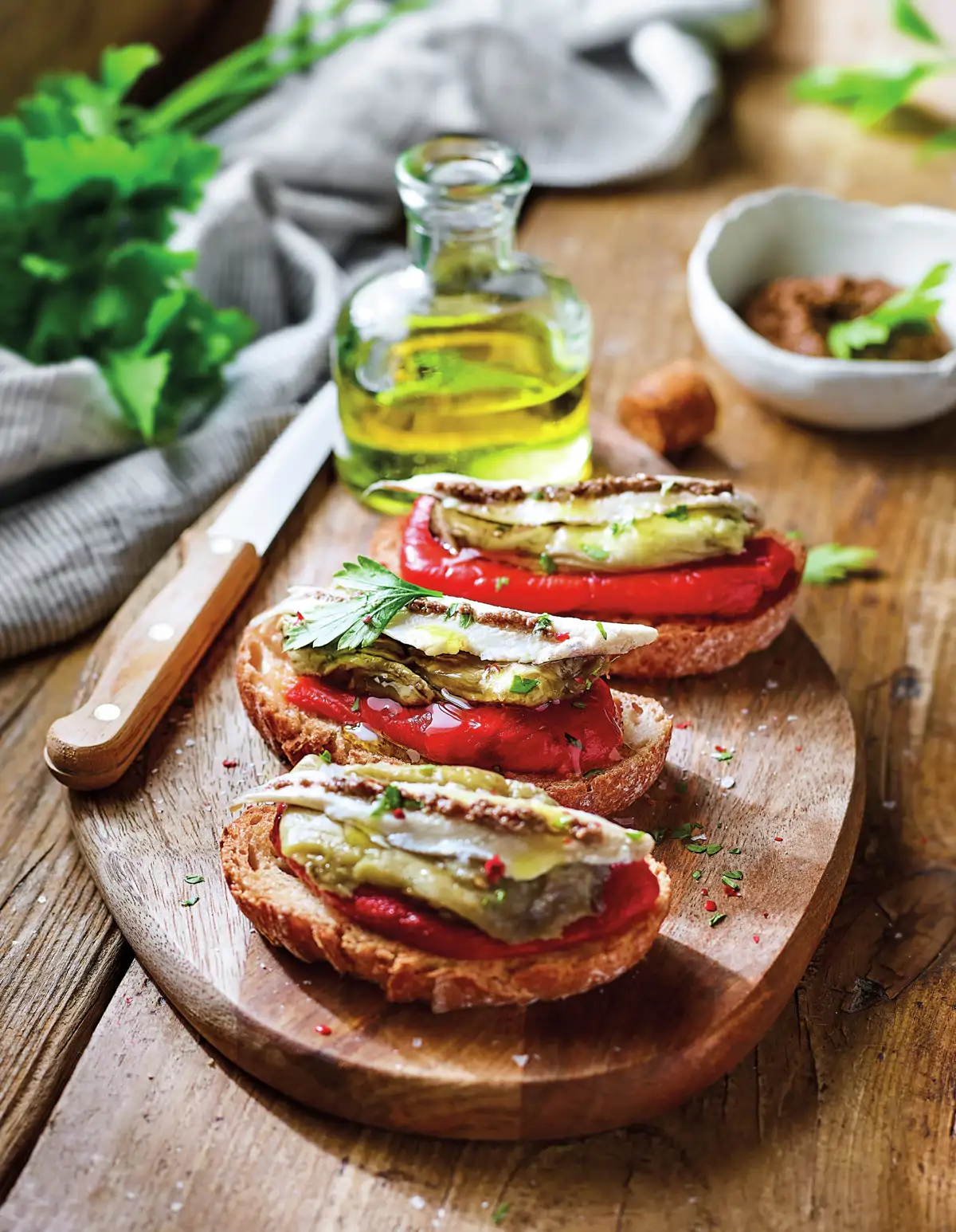 tosta_de_escalibada_y_boquerones