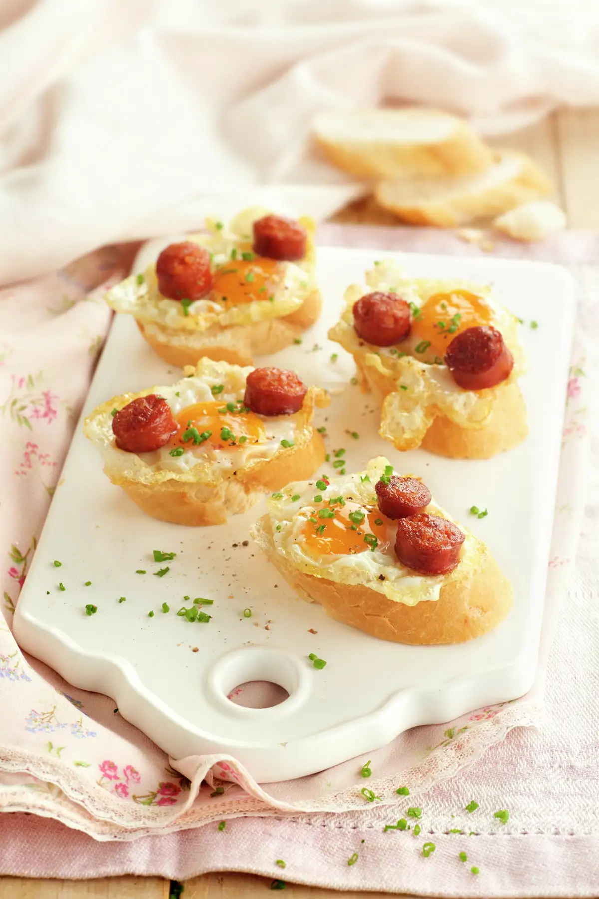 TOSTADITAS DE HUEVOS DE CODORNIZ CON CHISTORRA.