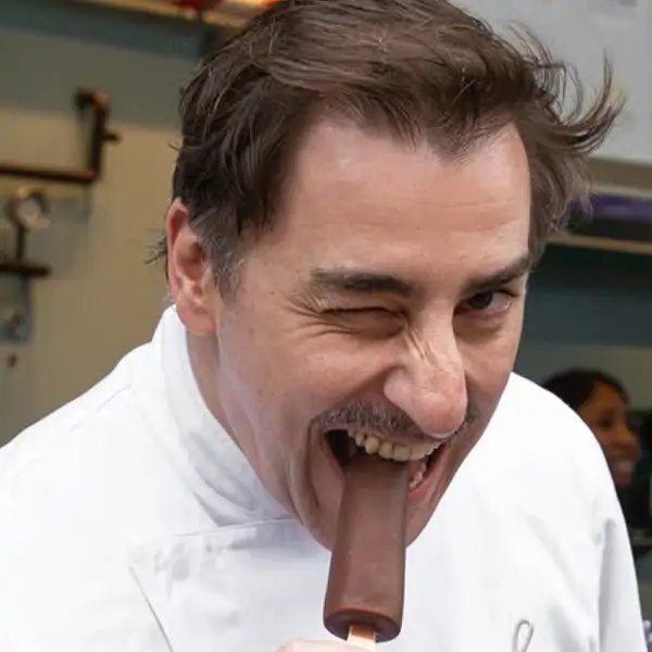 Jordi Roca, chef, sobre su tarta de chocolate sin harina: "Esta receta no engorda, engordas tú… pero después lo eliminas moviéndote"