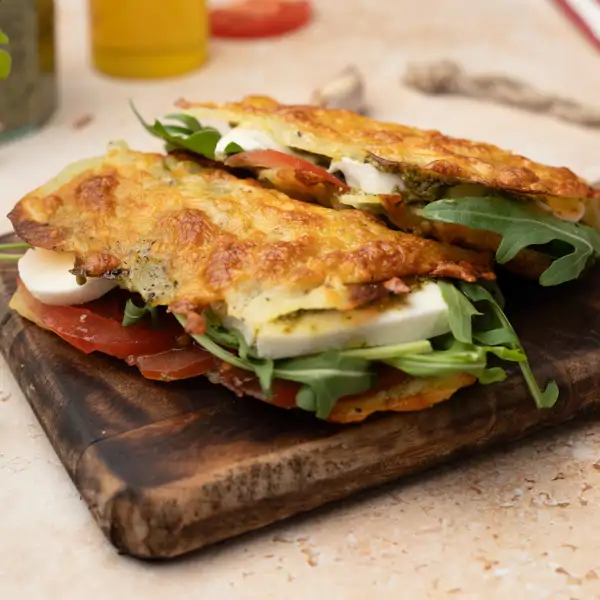 Nunca había probado un sándwich tan delicioso: se hace con patatas, queso, rúcula y pesto de pistachos