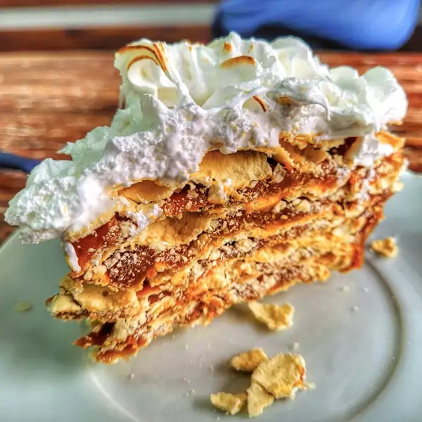 Con 5 ingredientes y en menos de media hora: torta Rogel, el postre tradicional de la abuela argentina