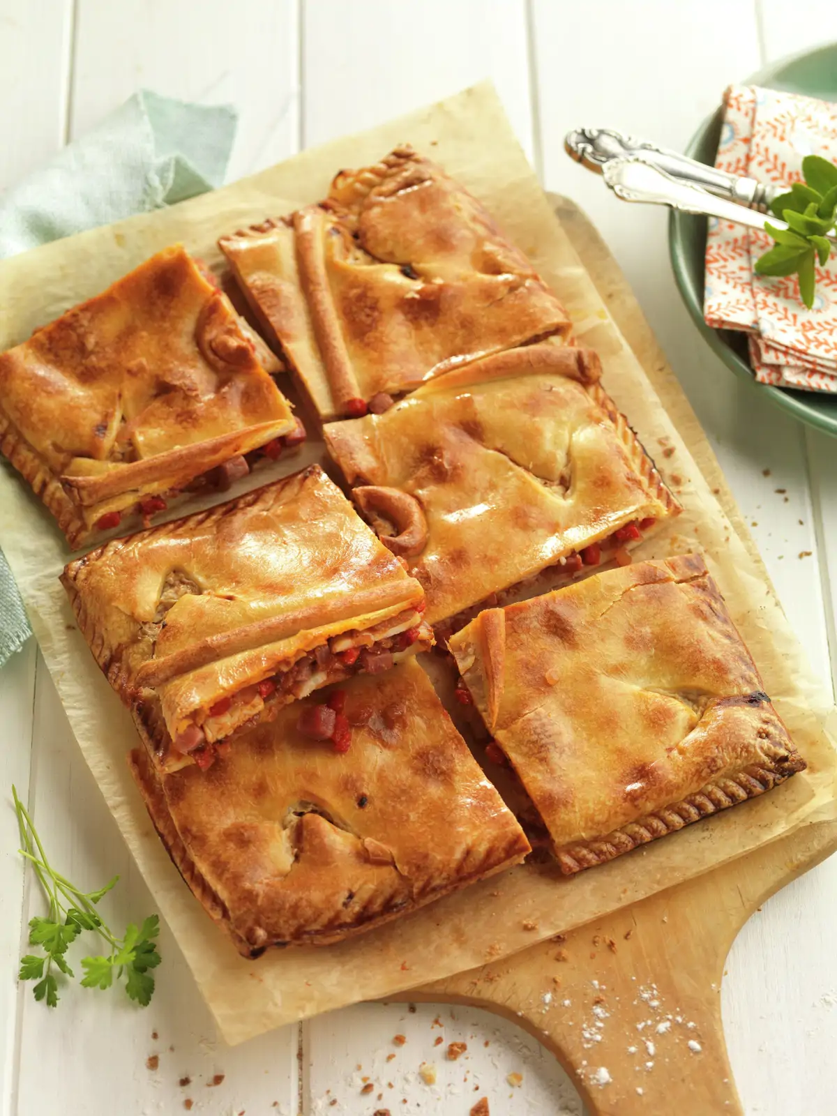 EMPANADA GALLEGA DE LOMO Y PIMIENTOS.
