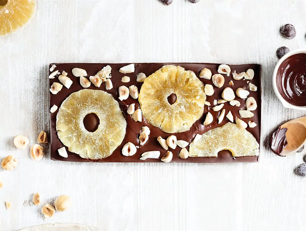 Tableta de chocolate negro con piña y frutos secos