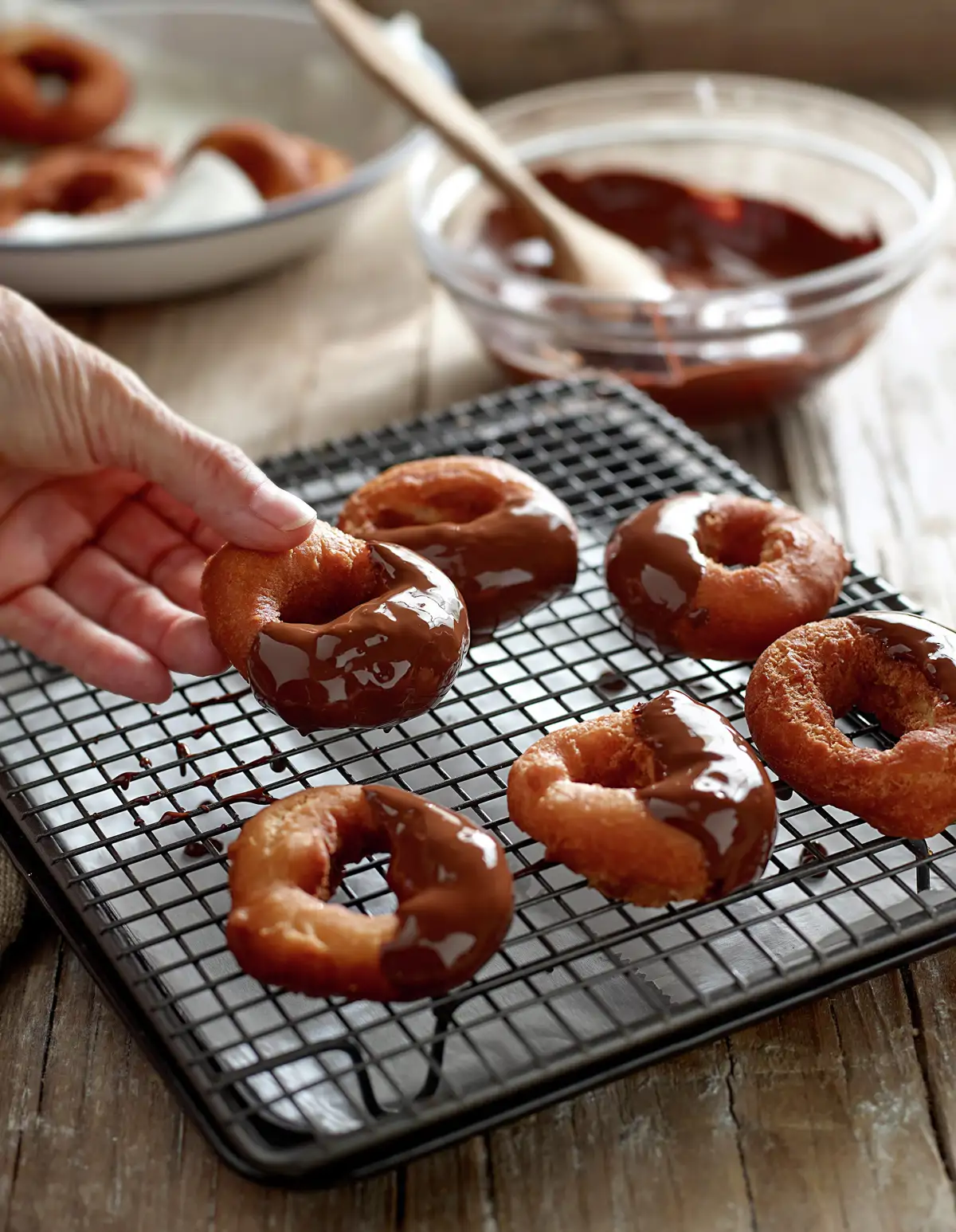 Bañar las rosquillas en chocolate