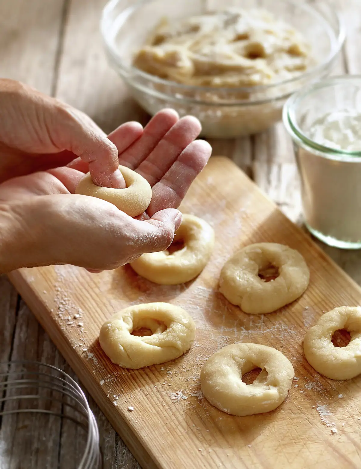 Dar forma de rosquilla a la masa