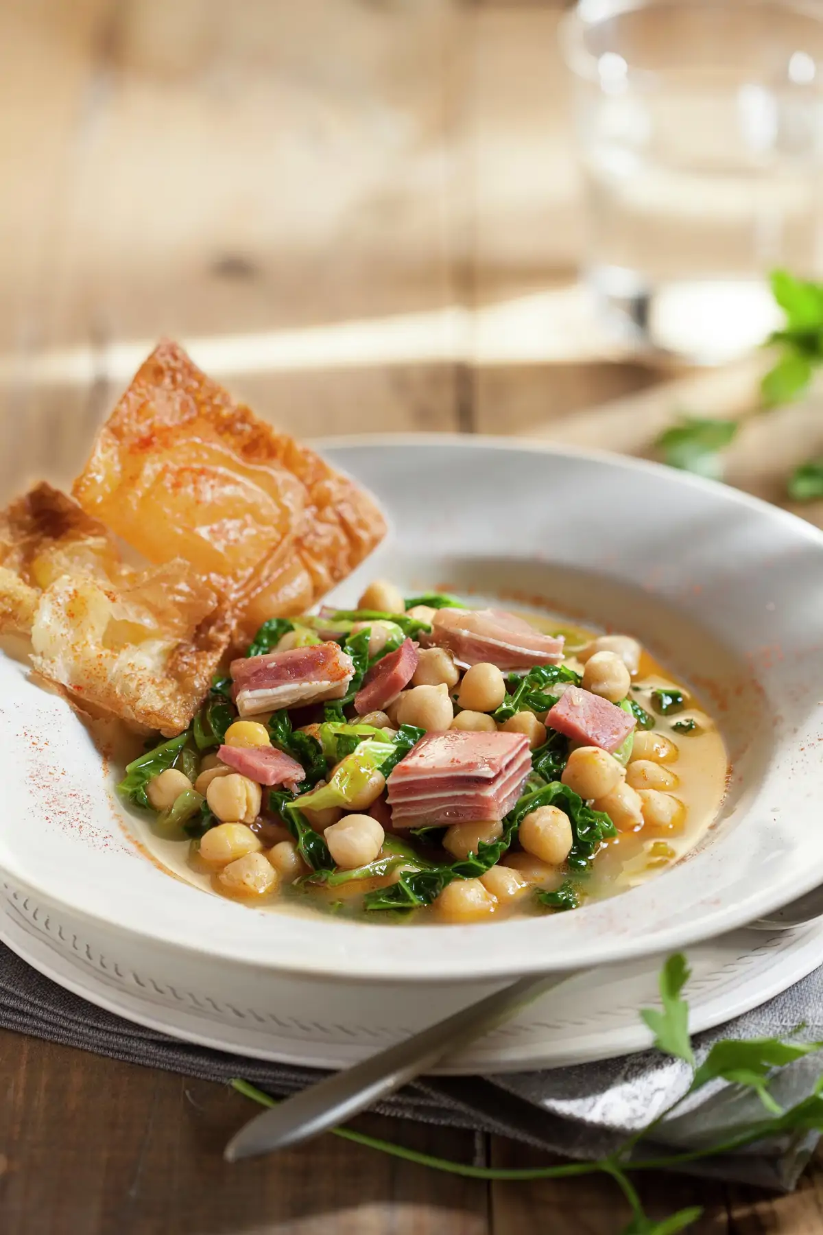 GARBANZOS CON GRELOS, LACÓN Y OREJA.