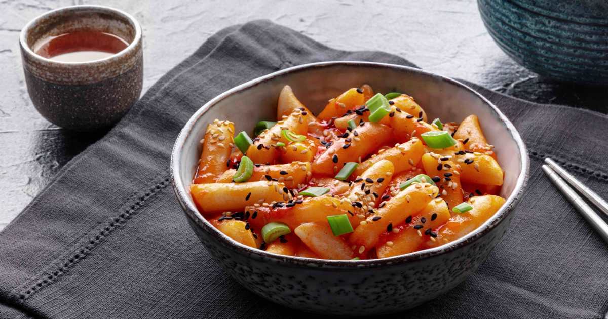 Parecen macarrones, pero son tteokbokki, la receta coreana...