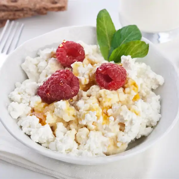 El desayuno saludable, ligero y proteico que me preparo en 5 minutos con queso cottage