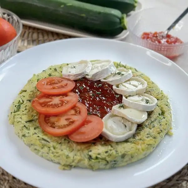 Ni omelette francesa ni tortilla de patata: mi cena favorita es esta frittata italiana de calabacín y queso de cabra