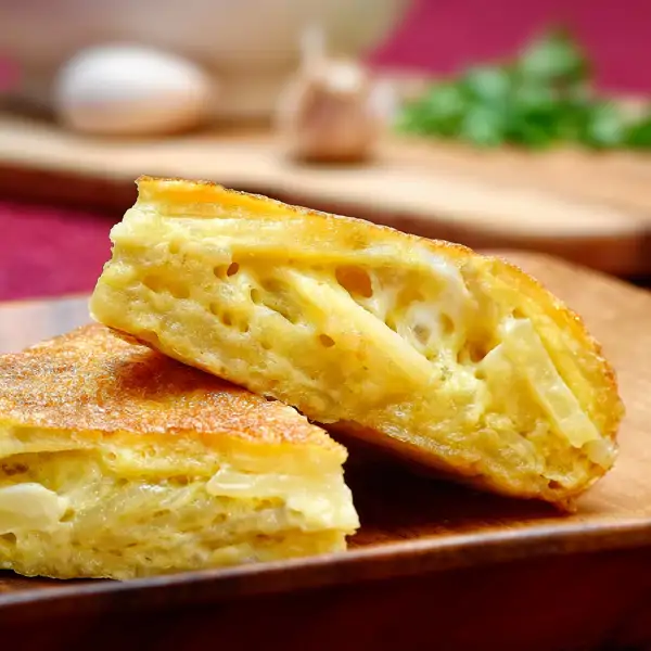 Parece una tortilla de patatas, pero es una receta proteica más saludable que puedes hacer en 10 minutos 