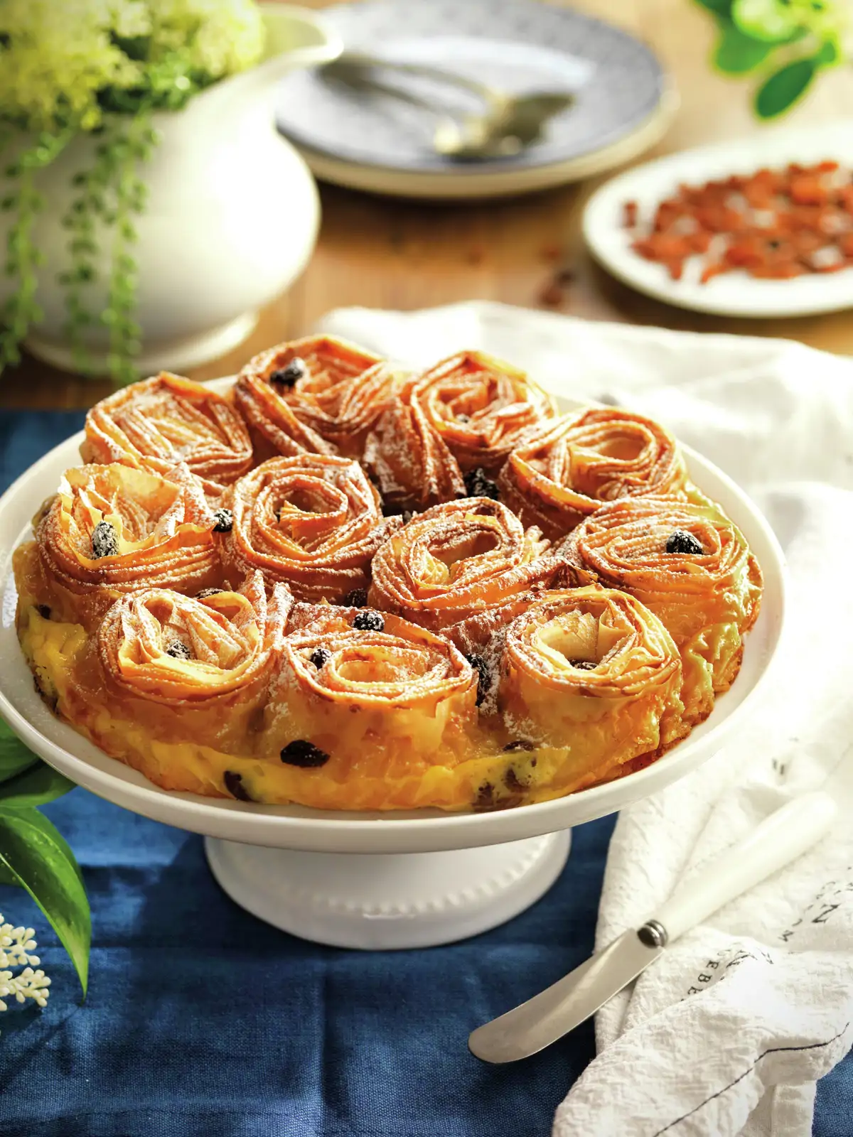 Tarta de flores de masa filo con pasas y manzana