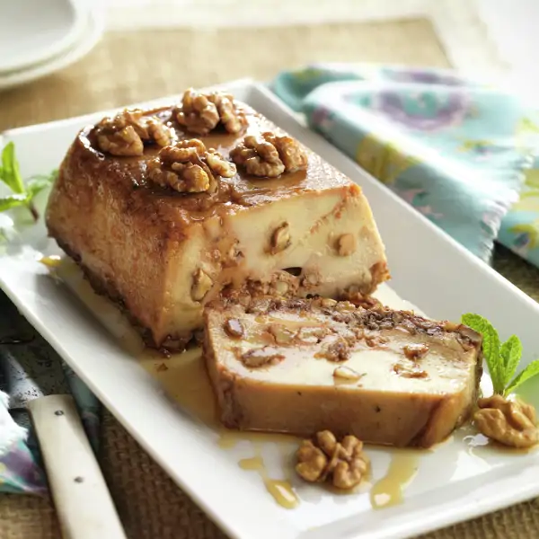Las nueces dan a este postre el toque crujiente perfecto y que combina genial con su sabor tradicional