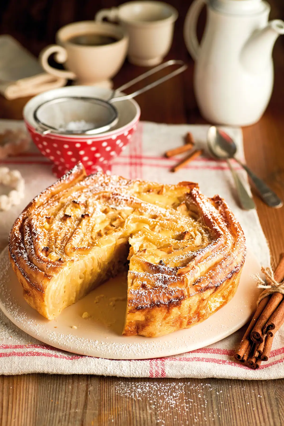 Tarta de pasta filo con leche y manzana
