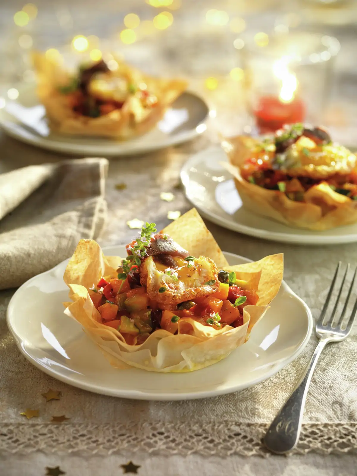 Tulipas de filo con verduras, anchoas y huevo de codorniz